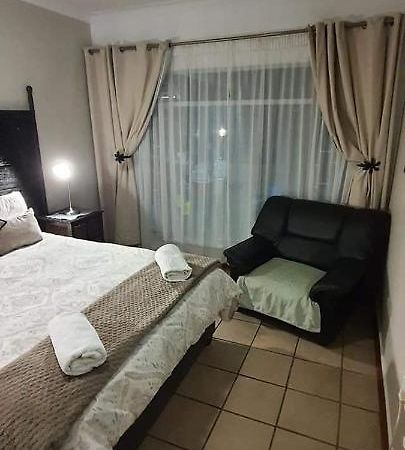Aandrus Guesthouse Bloemfontein Bagian luar foto