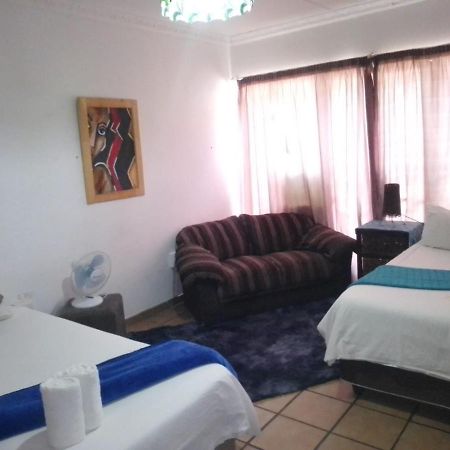 Aandrus Guesthouse Bloemfontein Bagian luar foto
