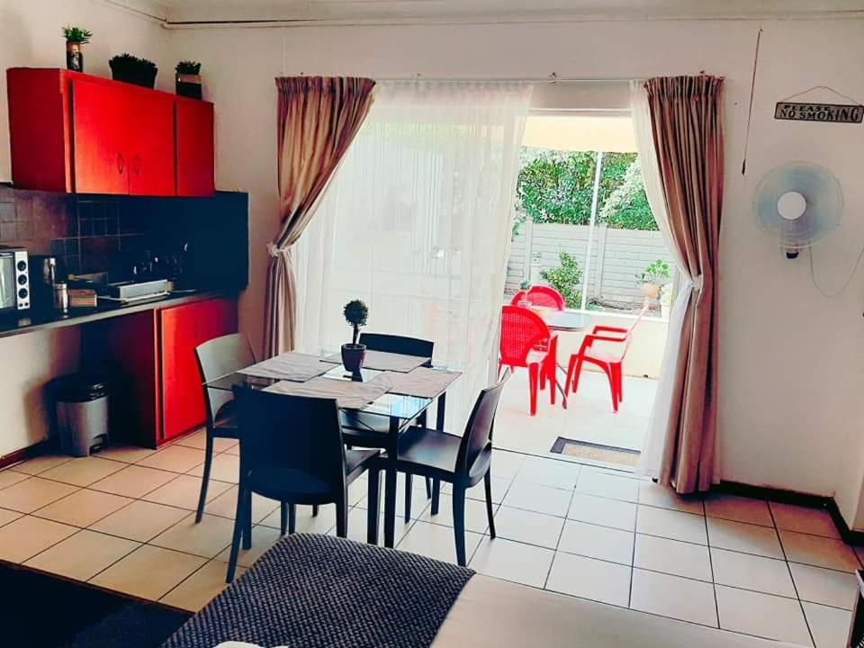 Aandrus Guesthouse Bloemfontein Bagian luar foto