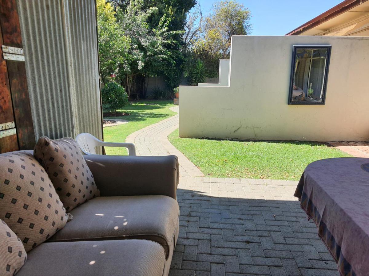 Aandrus Guesthouse Bloemfontein Bagian luar foto