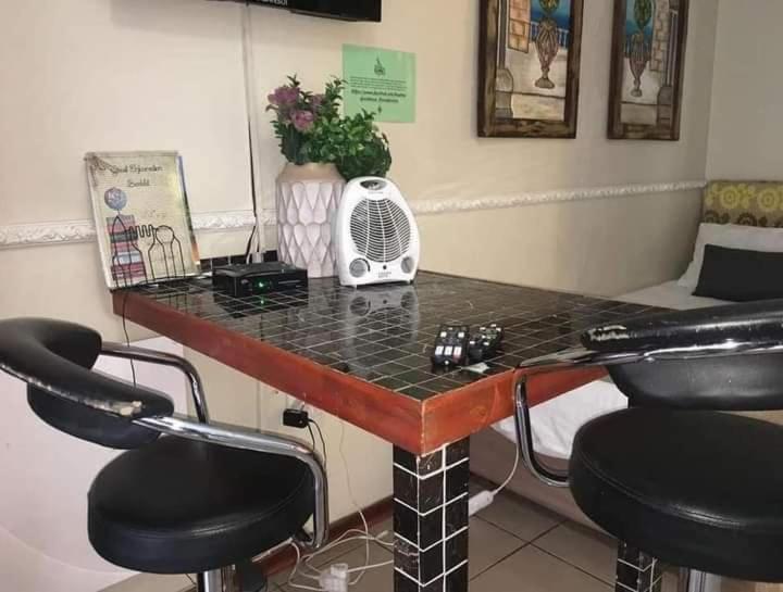 Aandrus Guesthouse Bloemfontein Bagian luar foto
