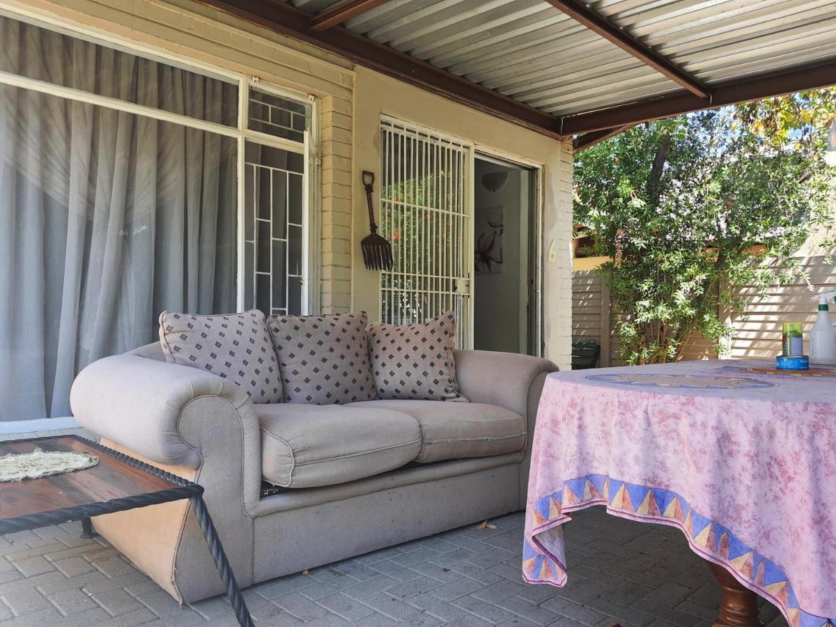 Aandrus Guesthouse Bloemfontein Bagian luar foto