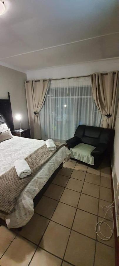 Aandrus Guesthouse Bloemfontein Bagian luar foto