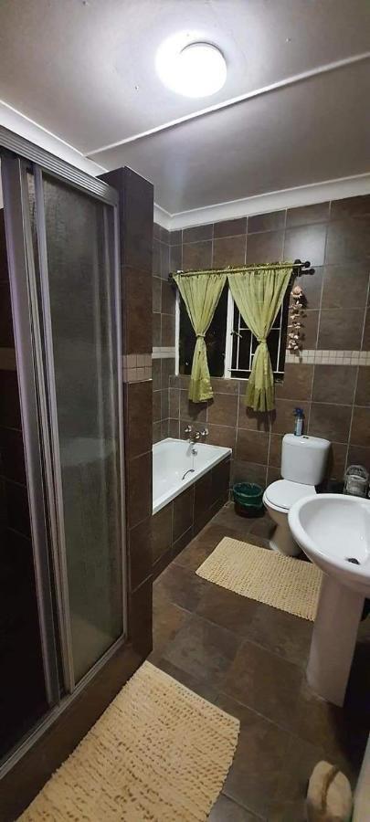 Aandrus Guesthouse Bloemfontein Bagian luar foto
