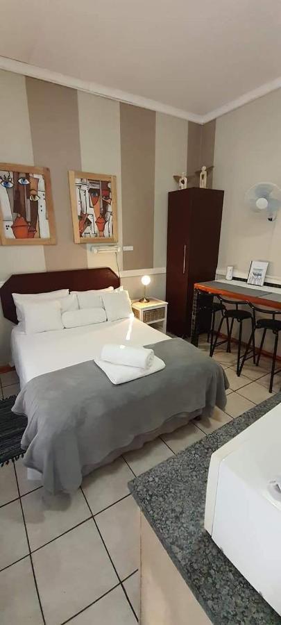 Aandrus Guesthouse Bloemfontein Bagian luar foto