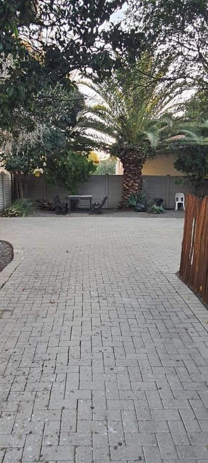 Aandrus Guesthouse Bloemfontein Bagian luar foto
