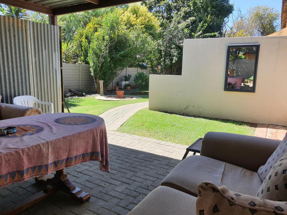 Aandrus Guesthouse Bloemfontein Bagian luar foto