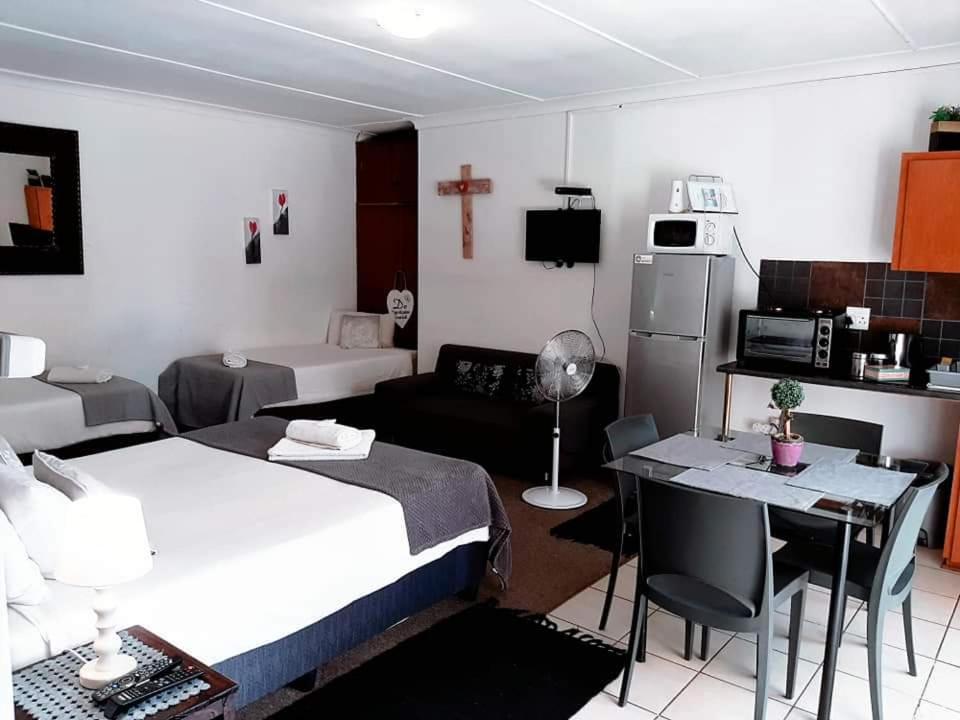 Aandrus Guesthouse Bloemfontein Bagian luar foto