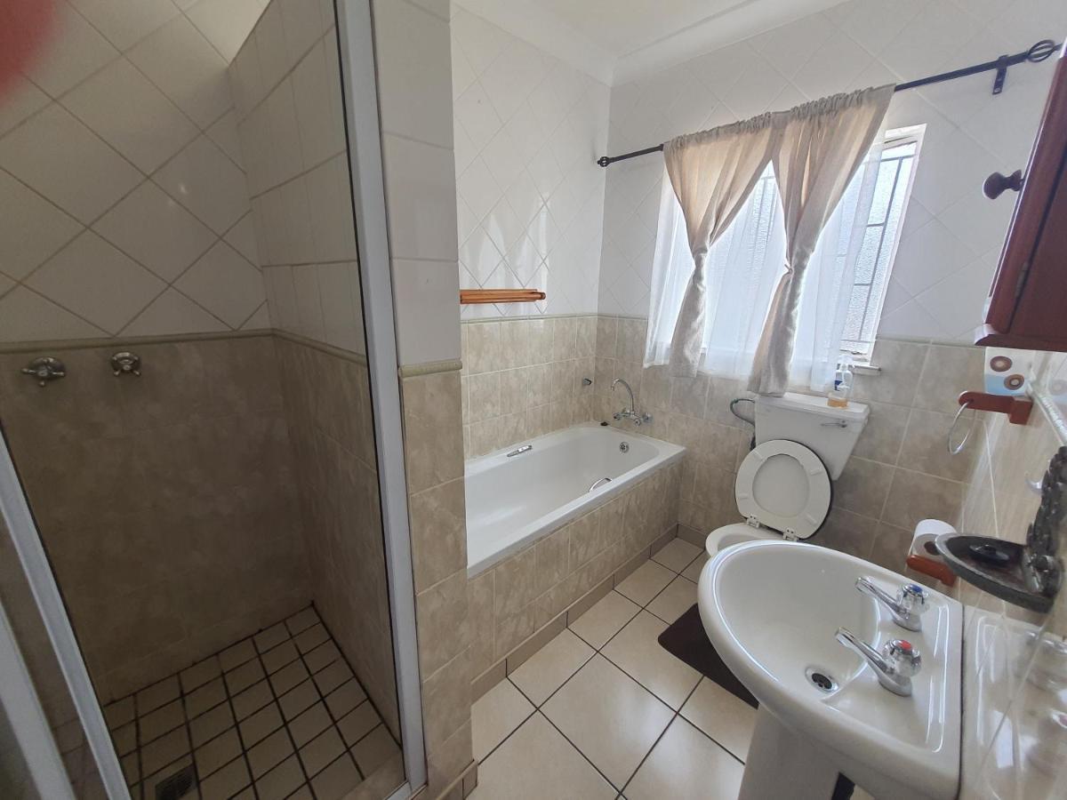 Aandrus Guesthouse Bloemfontein Bagian luar foto
