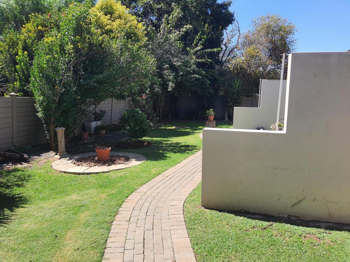 Aandrus Guesthouse Bloemfontein Bagian luar foto