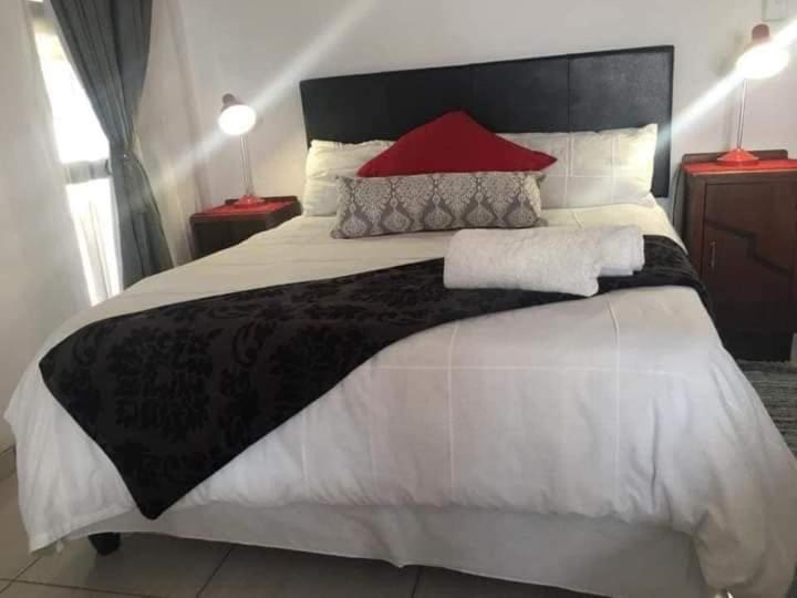 Aandrus Guesthouse Bloemfontein Bagian luar foto