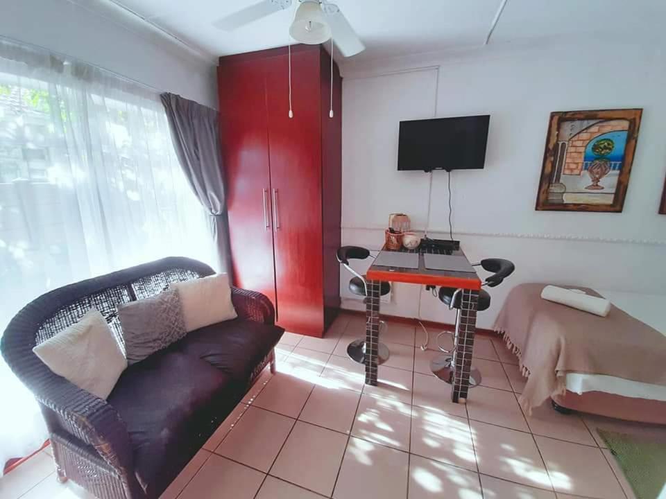Aandrus Guesthouse Bloemfontein Bagian luar foto