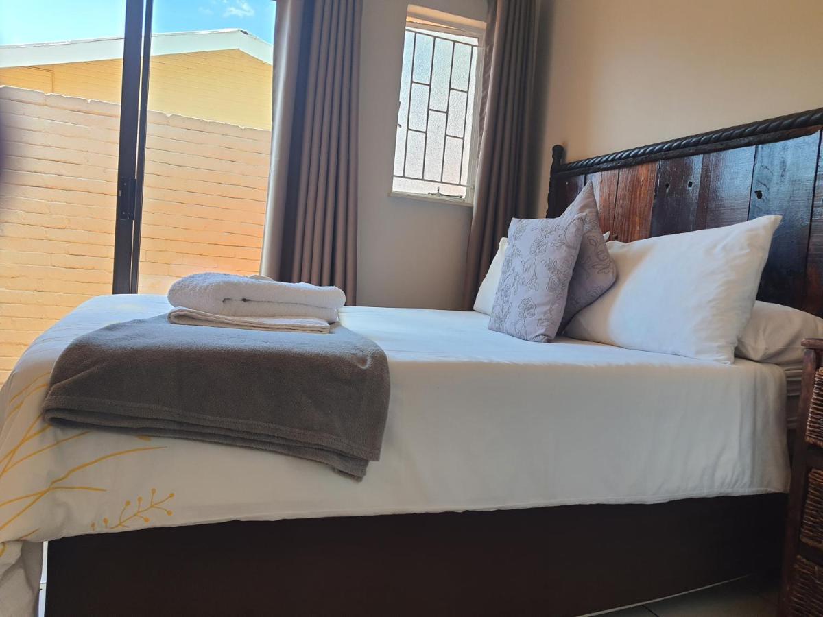 Aandrus Guesthouse Bloemfontein Bagian luar foto