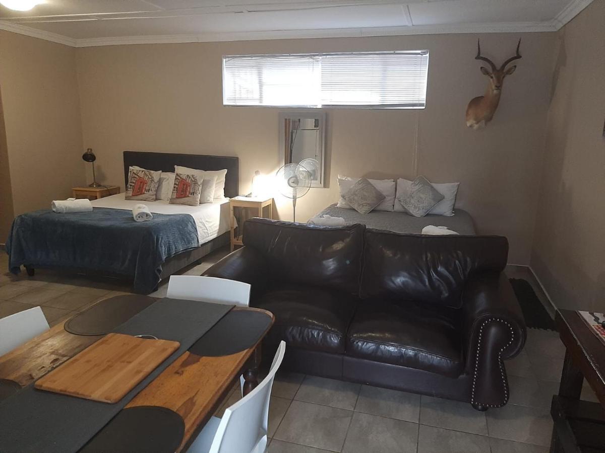 Aandrus Guesthouse Bloemfontein Bagian luar foto