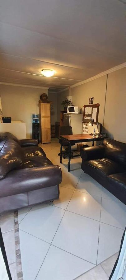 Aandrus Guesthouse Bloemfontein Bagian luar foto