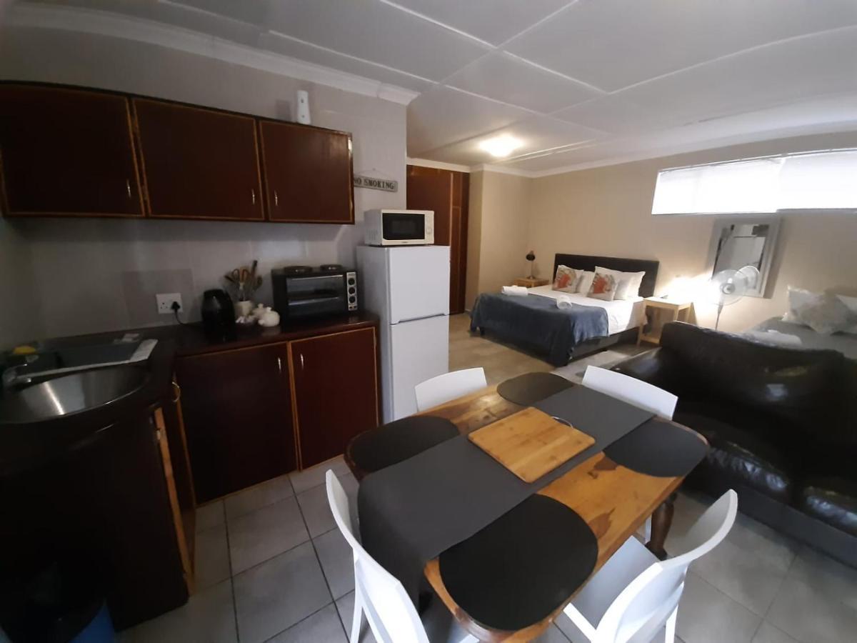 Aandrus Guesthouse Bloemfontein Bagian luar foto