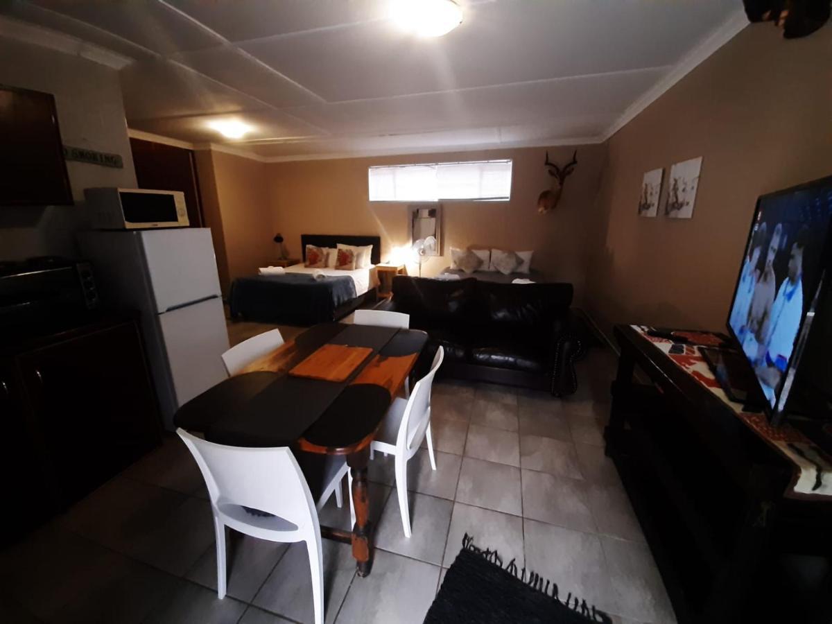 Aandrus Guesthouse Bloemfontein Bagian luar foto