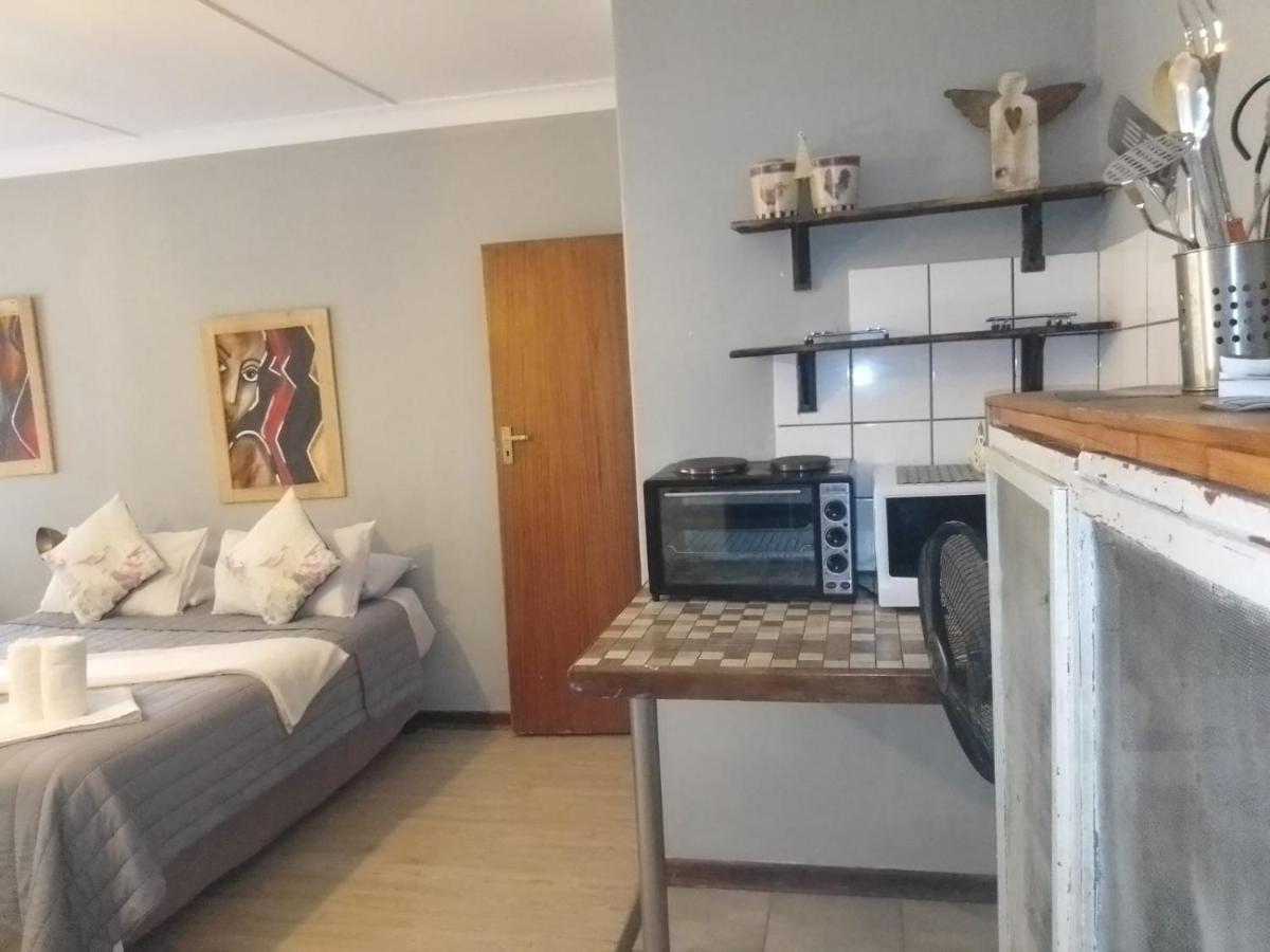 Aandrus Guesthouse Bloemfontein Bagian luar foto